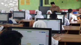 Bupati Kerinci Adirozal Pantau Ujian Nasional SD dan SMP