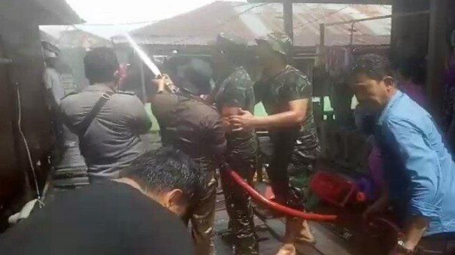 TNI dan Warga Berjibaku Padamkan Kebakaran di Kecamatan Nipah Panjang