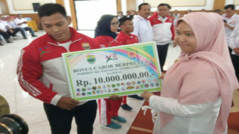 Bupati Masnah Serahkan Bonus Atlet Berprestasi