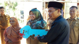 Warga Sengeti Terima Bantuan Bedah Rumah