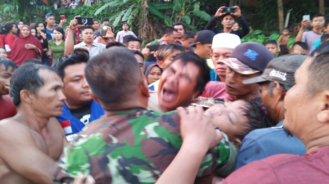 Serda Akil Lukman Bantu  Evakuasi Korban Hanyut di Sungai