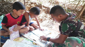 Ade Ajari Anak-Anak di Gubuk Pelepah Sawit