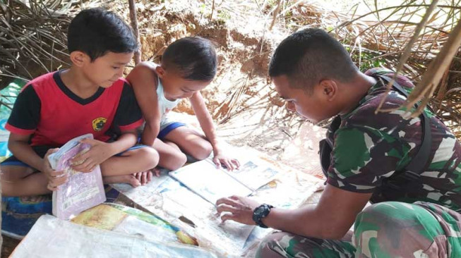 Ade Ajari Anak-Anak di Gubuk Pelepah Sawit