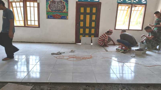 Pemasangan Keramik Mushalla Baitul Mukmin Sudah 45 Persen