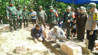 Bupati Letakan Batu Pertama Rumah Percontohan TMMD 105 Kodim 0415/BTH