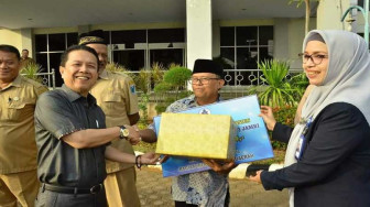 Bupati Serahkan Klim Tabungan Pensiun PNS dari PT TASPEN