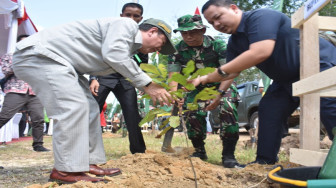 Bupati dan Dandim Batanghari Tanam Bibit di Lokasi TMMD
