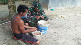 Kopda Sisri Hadi Bantu Mat Sadun Kupas Ubi Jalar