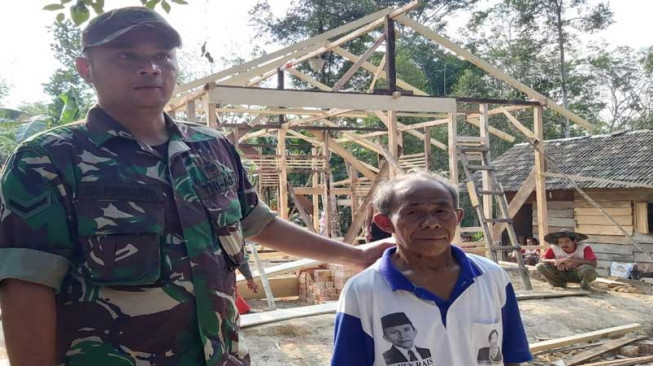 Satgas TMMD 105 Bantu Bangun Rumah Rito