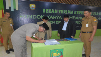 Direktur Pondok PKP Al Hidayah Jambi Diserah-terimakan