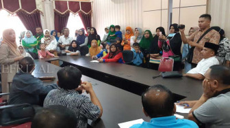 Puluhan Paramedis Geruduk DPRD Merangin