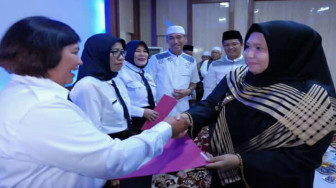Bupati Muarojambi Serahkan SK CPNS bagi Bidan PTT Pusat