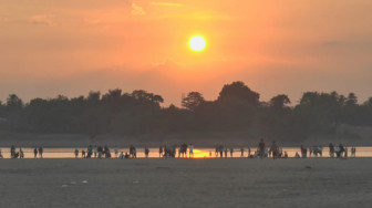 Suasana Pantai Aurduri saat Musim Kemarau, Terlihat Indah