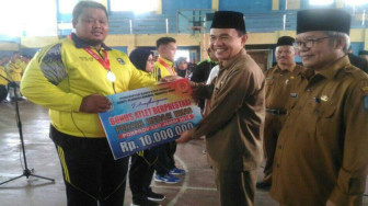 Bupati Kerinci Adirozal Serahkan Bonus Atlet Peraih Medali