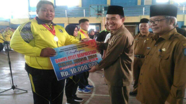 Bupati Kerinci Adirozal Serahkan Bonus Atlet Peraih Medali