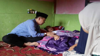 Bayar Zakat, Bupati Kerinci dan Ketua PKK Turun ke Desa Temui Fakir Miskin
