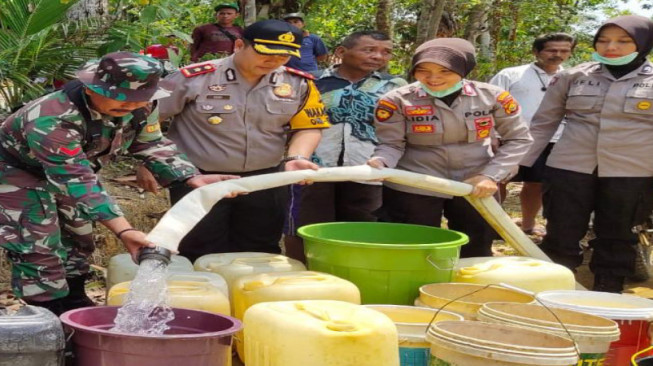 Turunkan Water Canon, Polisi Bagi-bagi Air Bersih ke Warga