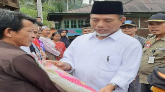 Wabup Santuni Keluarga Korban Kebakaran di Masurai
