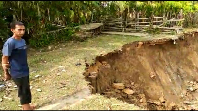 Bibir Sungai Longsor, Rumah Warga Terancam