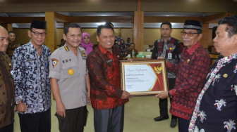Sekda Batanghari Terima Penghargaan Peringkat Pertama Penanganan Konflik