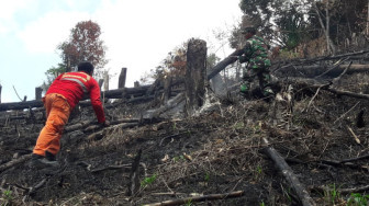 Lahan Dibakar Warga, Petugas Turun Padamkan Api