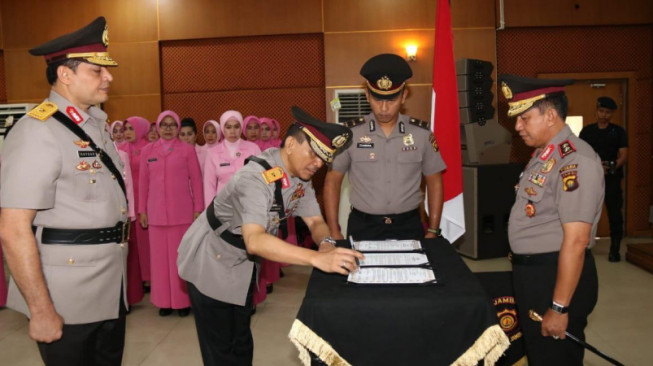 Kapolda Pimpin Sertijab   Wakapolda Jambi