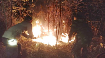 Tim Siaga Kodim Sarko Berjibaku Padamkan Api di Desa Limbur