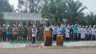 Babinsa Muara Bulian Bersama Masyarakat Lakukan Salat Minta Hujan