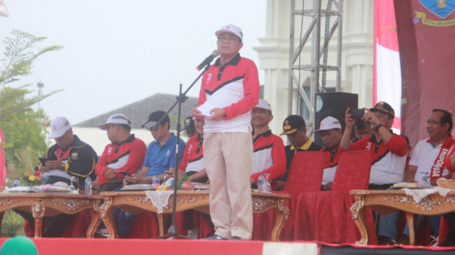 Fachrori Apresiasi Semangat Warga Ikuti Senam, Jalan Santai dan Panjat Pinang