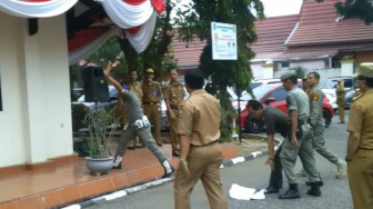 Memalukan… Gara-Gara Absen, Dua Oknum Satpol PP Nyaris Baku Hantam