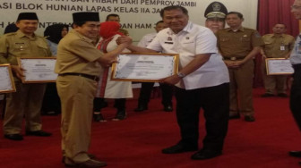 Wako AJB Raih Penghargaan Anubhawa Sasana Desa