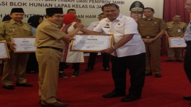 Wako AJB Raih Penghargaan Anubhawa Sasana Desa