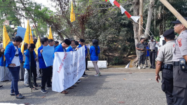 Belum Dilantik, 35 Anggota DPRD Merangin Didemo