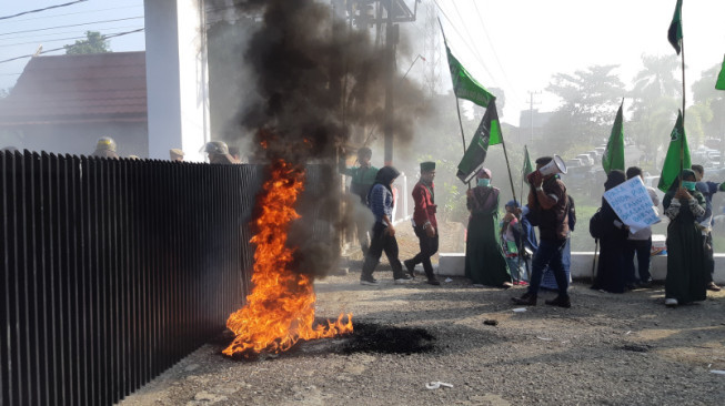 Tak Juga Ditemui, Pendemo Bakar Ban Didepan Pagar DPRD
