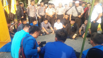 Akhirnya Mahasiswa Ditemui Ketua DPRD Sementara