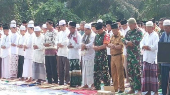 Ratusan Masyarakat Kumpeh Ulu Bersama TNI-POLRI Gelar Sholat Istisqo