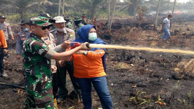 Bupati Muarojambi Ikut Padamkan Kebakaran Lahan