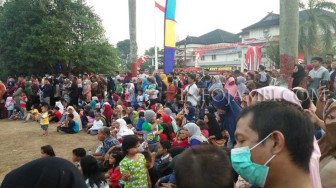 Ratusan Warga Antusias Saksikan Penurunan Bendera Merah Putih