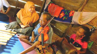 Masnah Busyroh Bantu Pengobatan Seniman Melayu Jambi
