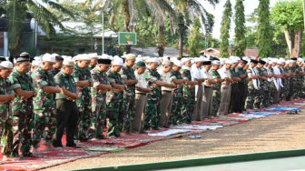 Ratusan Prajurit Korem 042/Gapu Gelar Shalat Minta Hujan