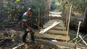Gotong royong Bersama Warga, Satgas TMMD 106 Selesaikan Satu Jembatan