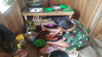 Berbagi Tugas, Anggota TNI  Memasak Untuk Anggota Satgas TMMD