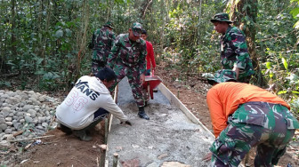 Satgas TMMD Mulai Lakukan Pengecoran Jalan Setapak