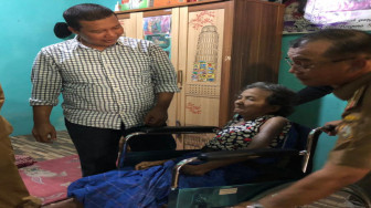 Bupati Romi Antar Langsung Kaki Palsu dan Kursi Roda