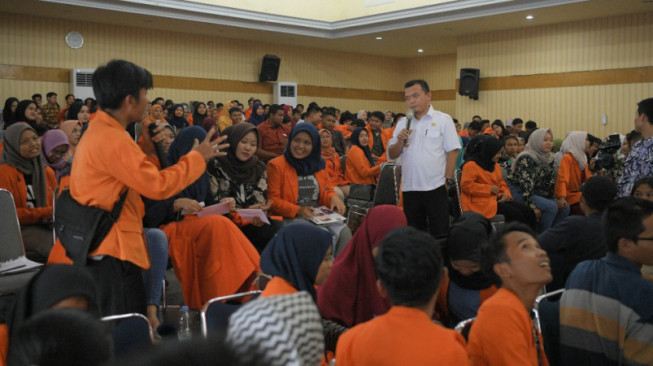 Al Haris Beri Kuliah Umum Mahasiswa Fisipol Unja
