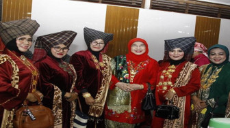 Senator Sumbar Dorong Songket Silungkang Bisa Go International