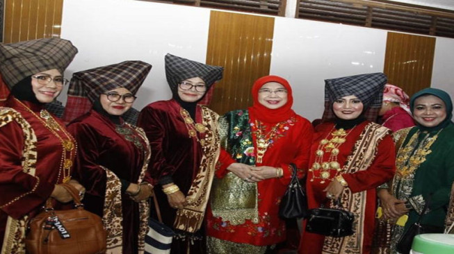 Senator Sumbar Dorong Songket Silungkang Bisa Go International