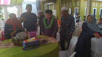 Kehadiran Al Haris di Desa Rengkiling, Disambut Kalungan Bunga