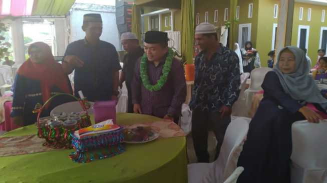 Kehadiran Al Haris di Desa Rengkiling, Disambut Kalungan Bunga