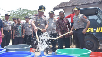 Bantu warga, Polda Jambi Bagi Air Bersih